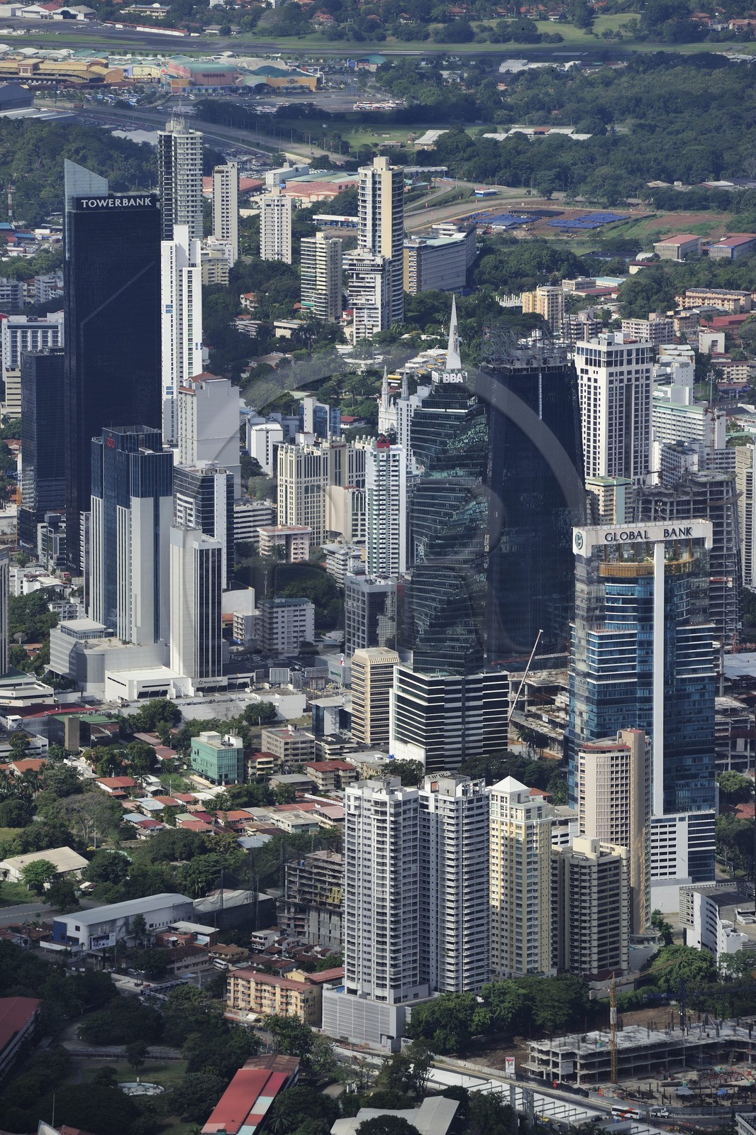 Panama, Panama City, le centre ville et la Tour F & F connue sous le nom de la Tour de la Révolution ou encore El Tornillo (la vis) (vue aérienne)