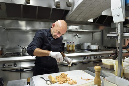 France, Dordogne, Perigord Noir, Dordogne valley, Sarlat la Caneda, the Chef Patrick Lavergne from the restaurant Presidial prepares a lobe of foie gras