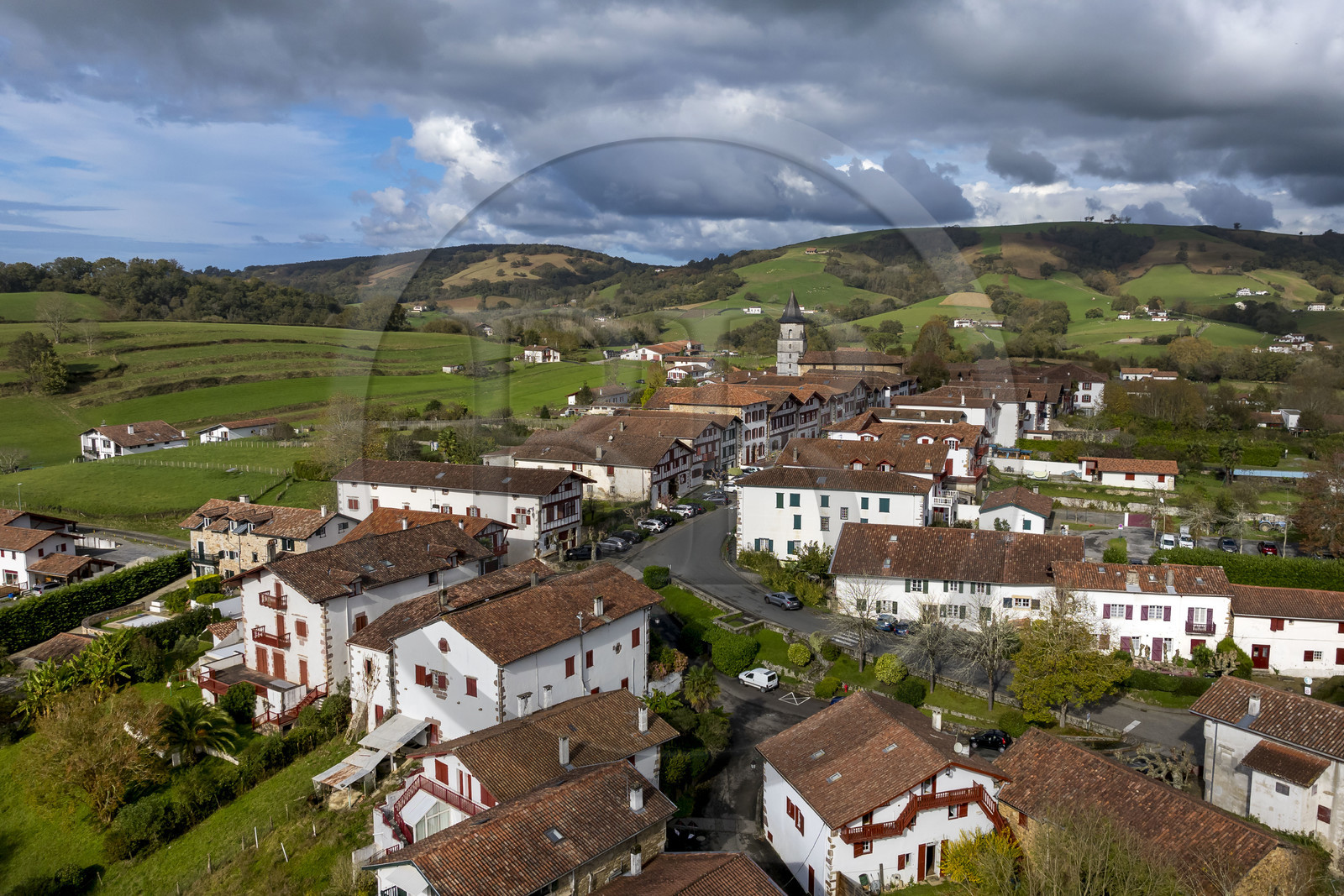 France, Pyrénées-Atlantiques (64), Pays-Basque, Ainhoa, labellisé Les Plus Beaux Villages de France (vue aérienne)