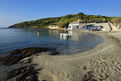 France, Var (83), Saint-Tropez, la plage des Salins au petit matin
