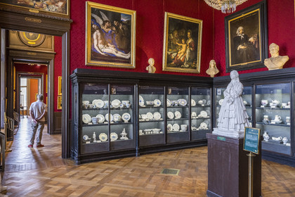 France, Oise (60), Chantilly, le chateau de Chantilly, le musée Condé, le cabinet d'Orléans, porcelaines de Chantilly