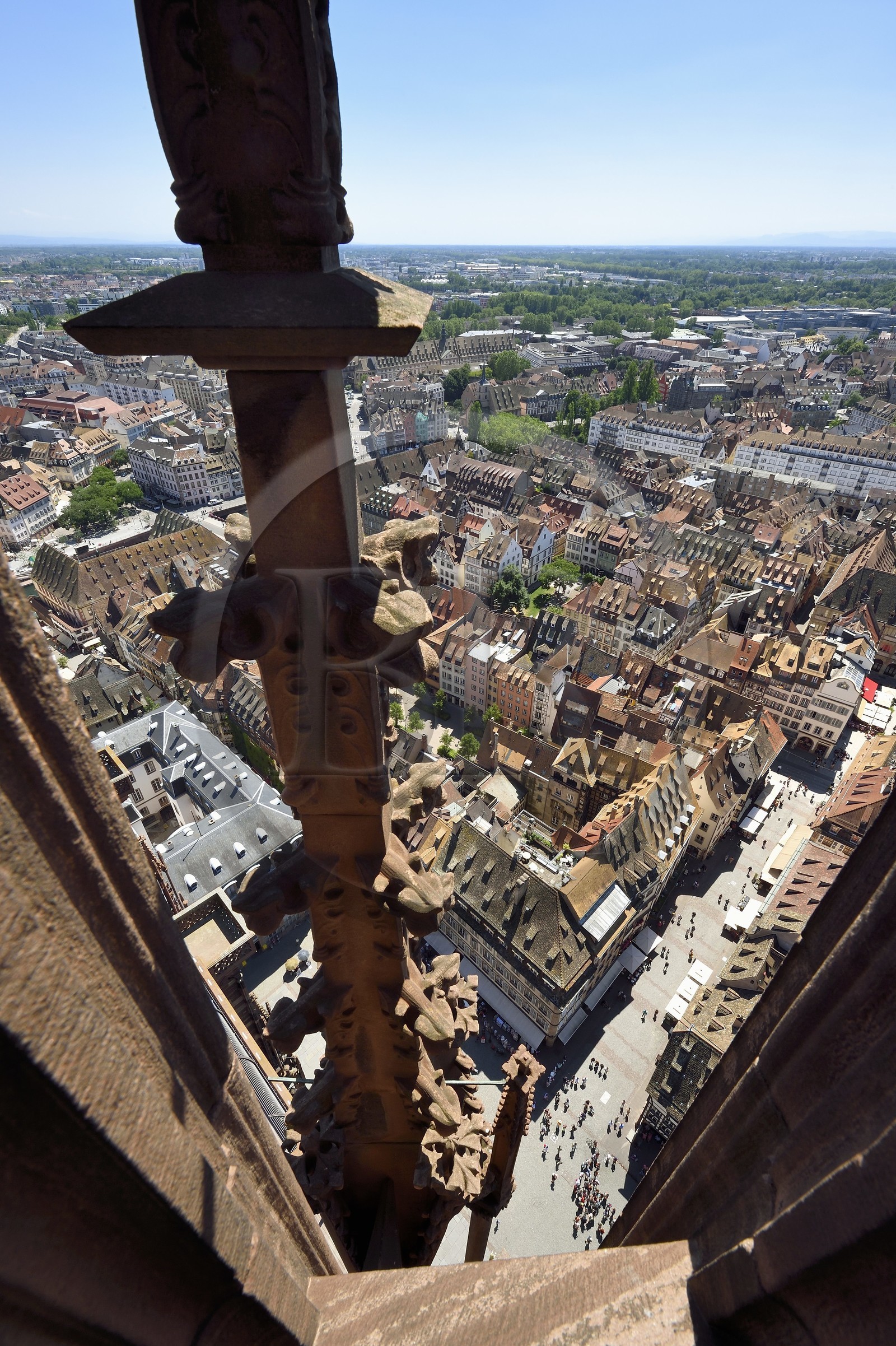 France, Bas-Rhin (67), Strasbourg, vieille ville classée au Patrimoine Mondial de l'UNESCO, la cathédrale Notre-Dame, un des quatres escaliers à vis appelées les Vier Schnecken (quatre escargots) qui entourent la tour octogonale de 40 mètres, vue sur la rue Mercière