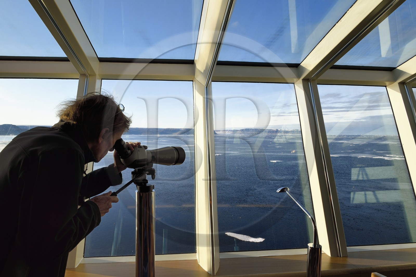 Groenland, cote Nord-Ouest, Smith sound au nord de la baie de Baffin, le bateau de croisière MS Fram de la compagnie Hurtigruten, passager observant la banquise depuis la salle panoramique