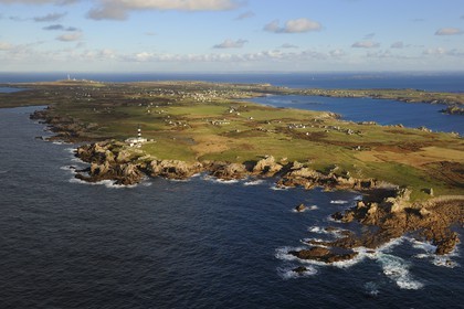 France, Finistère (29), parc naturel régional d'Armorique, mer d'Iroise, Ile d'Ouessant, réserve de Biosphère (UNESCO), phare du Creach et la côte ouest (vue aérienne)