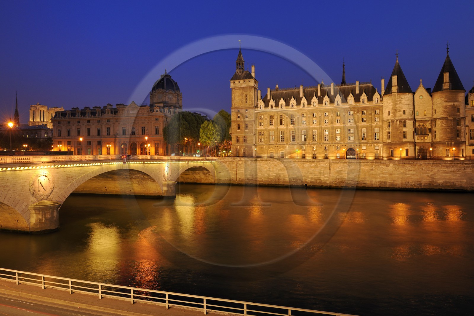 France, Paris (75), les rives de la Seine, classées Patrimoine Mondial de l'UNESCO, la Conciergerie sur l'île de la Cité et le pont au Change