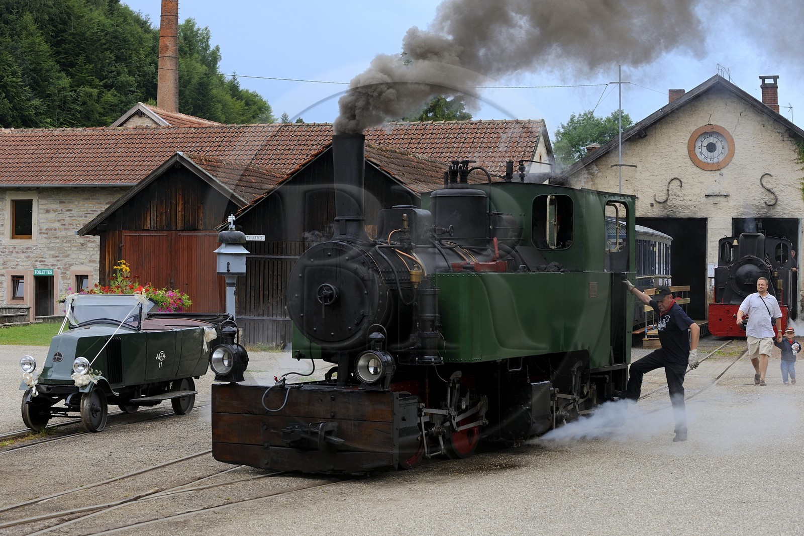 France, Moselle (57), Abreschviller, le petit train anciennement train forestier, Locomotive 02 + 20 T Mallet N°476, construite par la Maschinenfabrik Heilbronn en 1906 pour le réseau (exemplaire unique) et Draisine Hotchkiss construite par le réseau en 1930 pour le transport des ouvriers (12 places)