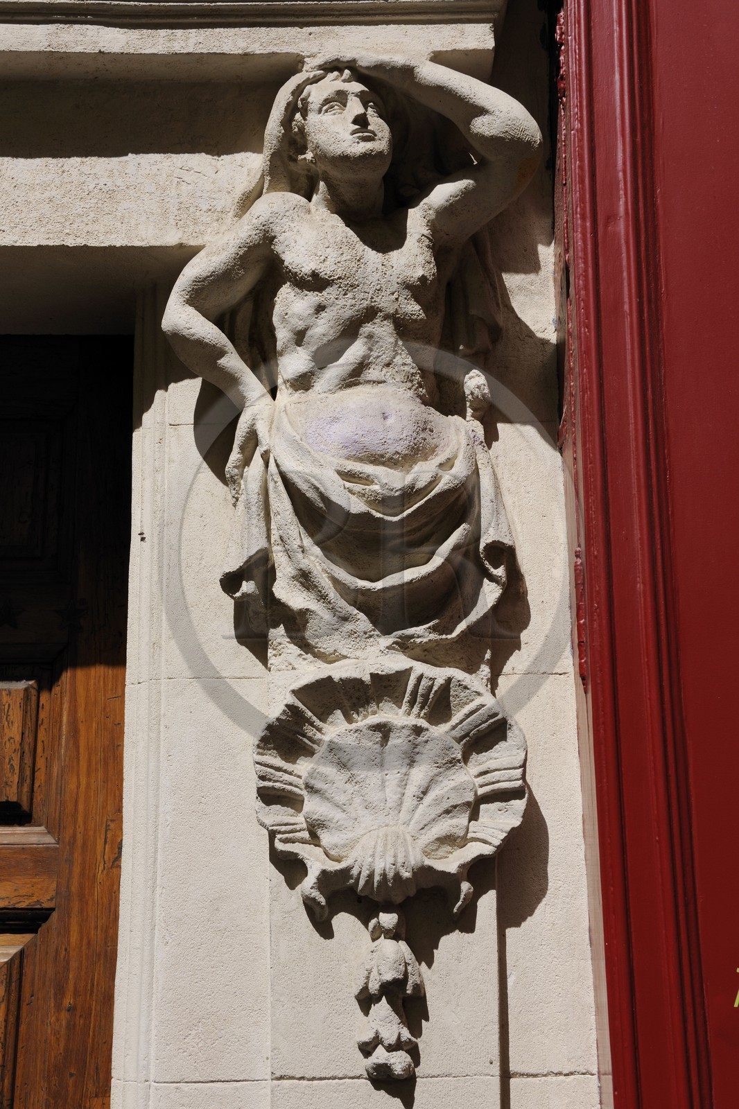 France, Gard (30), Nimes, maison des atlantes fin 17ème siècle au 2 Plan de l’Aspic, la porte d’entrée est encadrée de deux atlantes surmontée d’une architrave moulurée et d’une frise à rinceaux