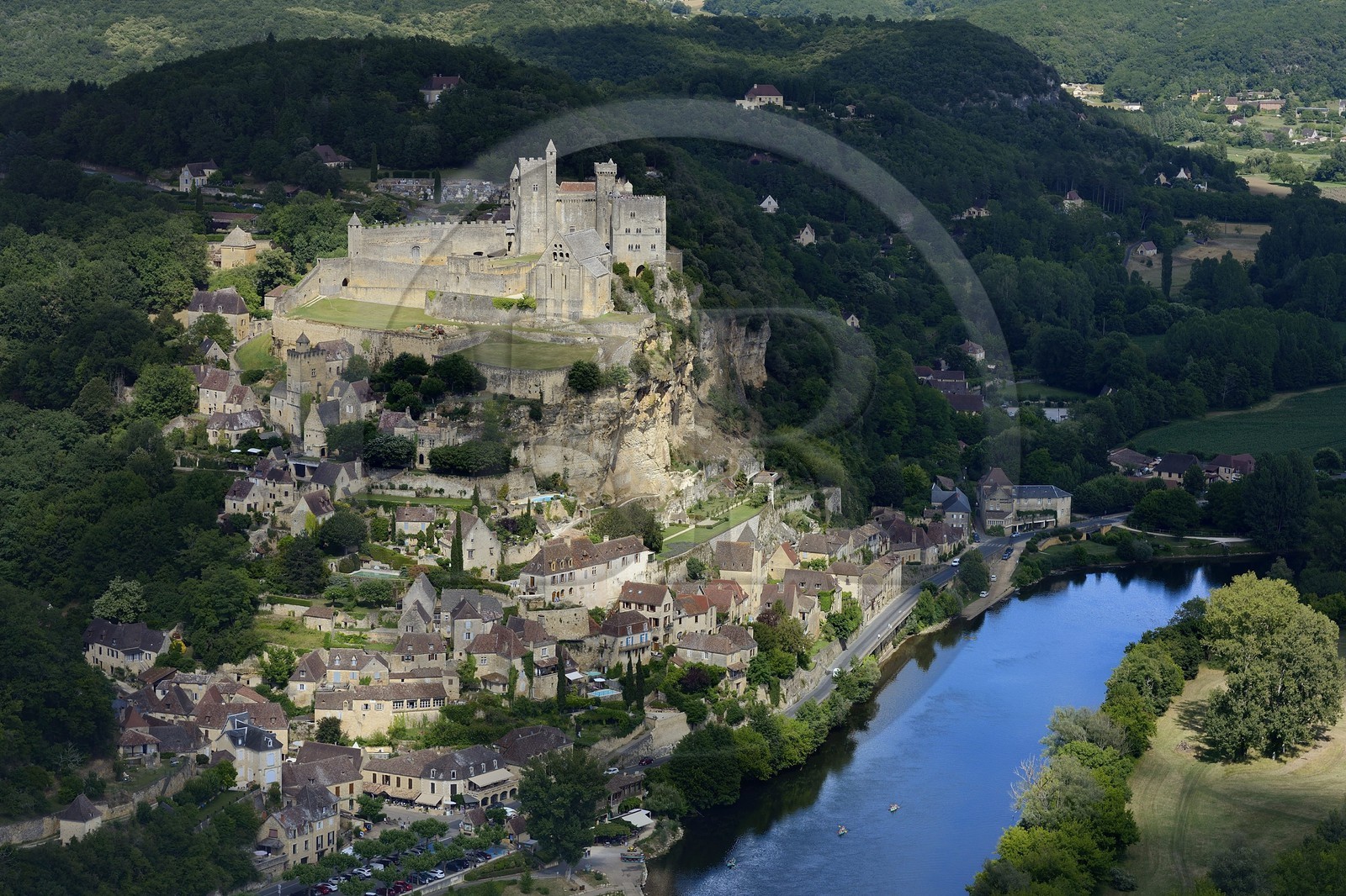 France, Dordogne (24), Périgord Noir, vallée de la Dordogne, Beynac-et-Cazenac, labellisé Les Plus Beaux Villages de France, château sur un éperon rocheux au dessus de la rivière Dordogne (vue aérienne)