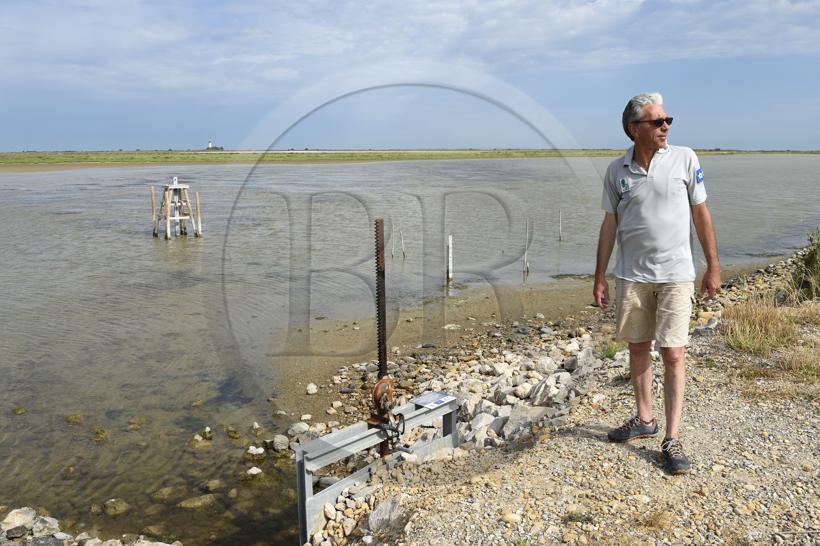 France, Bouches-du-Rhône (13), Parc naturel régional de Camargue, l’étang du Tampan, Patrick Rigaud en charge de la gestion hydraulique du parc vérifie une marteliere, vanne pour l'irrigation de marais salants