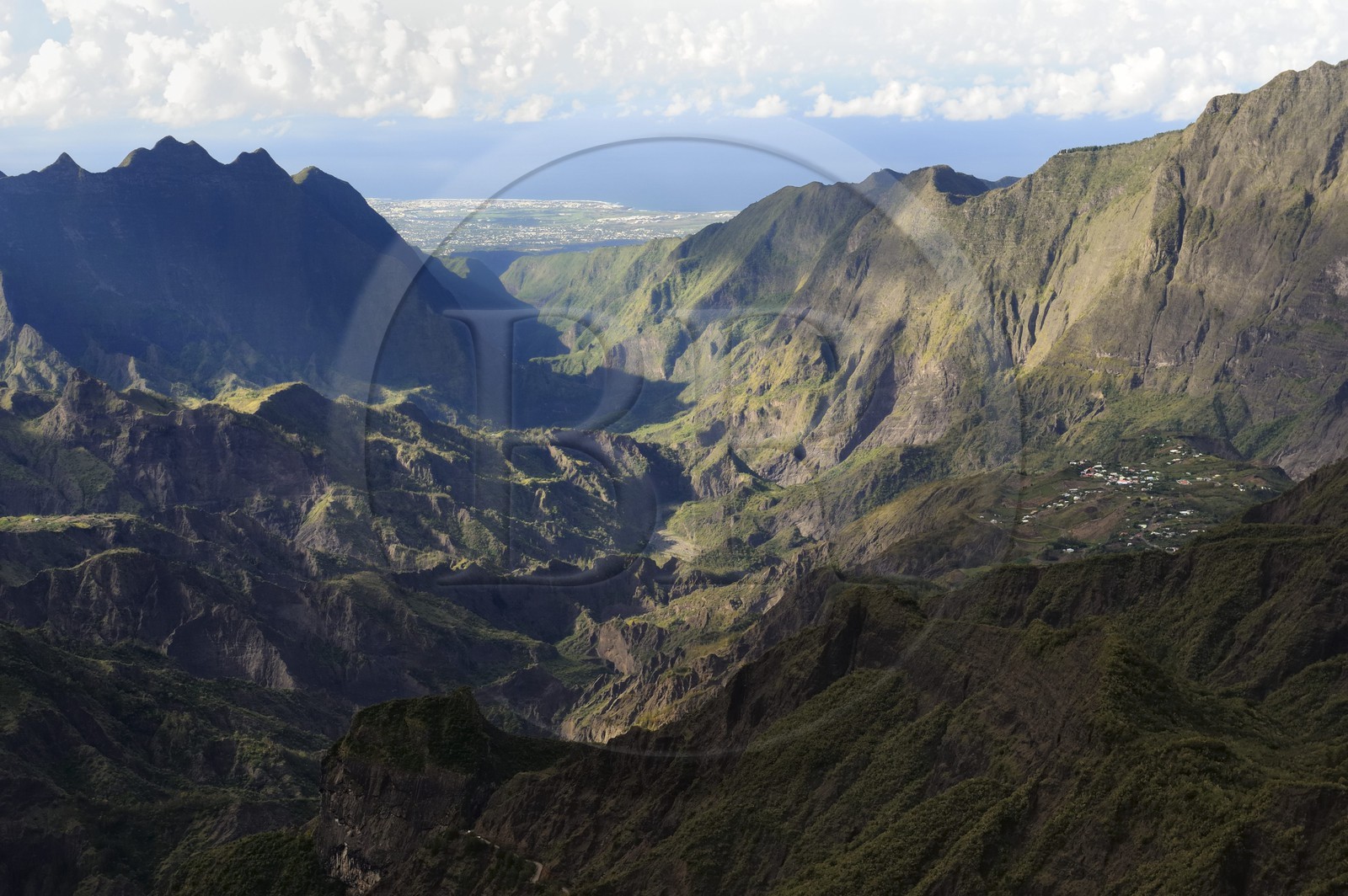 France, Ile de la Reunion, le cirque de Cilaos, classé Patrimoine Mondial de l'UNESCO, et la côte ouest vers Saint-Louis en arrière plan (vue aérienne)