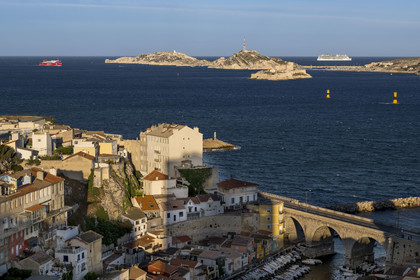 France, Bouches-du-Rhône (13), Marseille, quartier d'Endoume, le Vallon des Auffes, l'archipel du Frioul avec le Chateau d'If en arrière plan, arrivée d'un ferry de Corsica Linea et d'un bateau de croisière Costa au petit matin