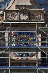 France, Bas-Rhin (67), Strasbourg, vieille ville classée au Patrimoine Mondial de l'UNESCO, la cathédrale Notre-Dame, facade sud, l'astrologue qui se penche sur un cadran solaire (XVème siècle), le tailleur de pierre Aymeric Zabollone devant horloge qui domine le portail du transept sud appelé du Jour du jugement en chantier
