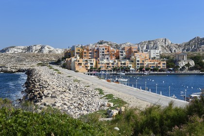 France, Bouches-du-Rhône (13), Marseille, Parc National des Calanques, Archipel des Iles du Frioul, Ile Ratonneau avec le village et le port de Frioul reliée à l'Ile de Pomègues par une digue