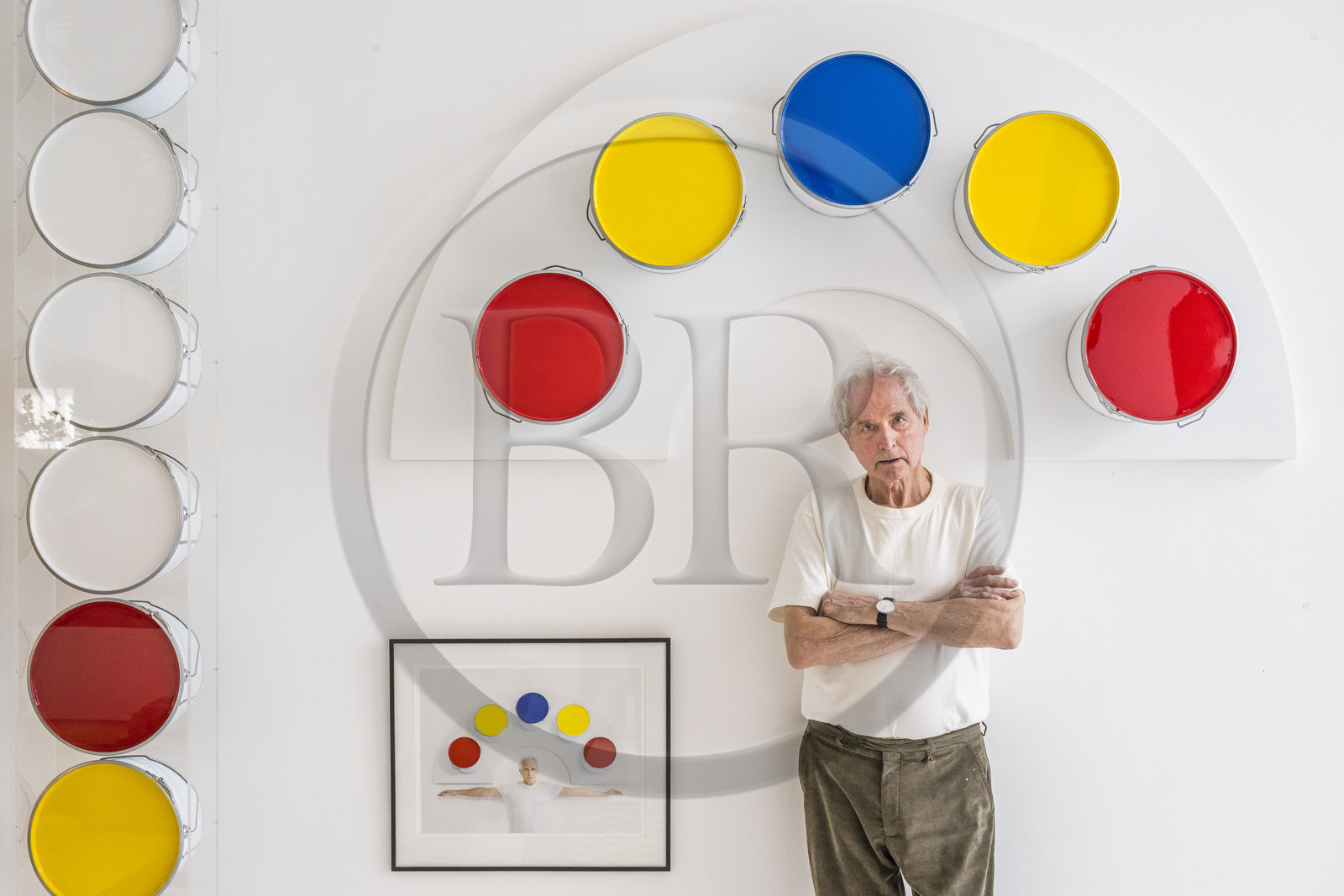 France, Paris (75), l'artiste plasticien Jean-Pierre Raynaud dans son appartement atelier