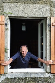 France, Cantal (15), Parc naturel régional de l'Aubrac, hameau de Le Laussier à Lieutades, le guide naturaliste et aquarelliste Thierry Ballay dans la maison de famille