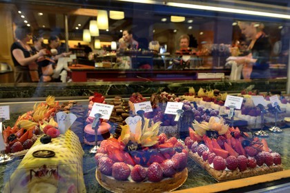 France, Bas-Rhin (67), Strasbourg, vieille ville classée au Patrimoine Mondial de l'UNESCO, vitrine de la patisserie Naegel rue des Orfèvres
