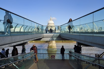 Royaume-Uni, Londres, le pont du Millénaire (Millennium Bridge) de l'architecte Norman Foster sur la Tamise et la cathédrale Saint-Paul en arrière plan