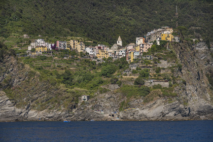 Italie, Ligurie, Cinque Terre, parc national des Cinque Terre classé Patrimoine Mondial de l'UNESCO, le village perché de  Corniglia située au sommet d'un promontoire surplombant la mer Méditerranée à environ 100 m d'altitude