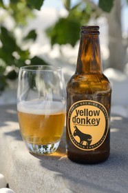 Grèce, Les Cyclades, mer Égée, île de Santorin (Thira ou Théra), village de Oia, la bière locale de l'Ile Yellow Donkey