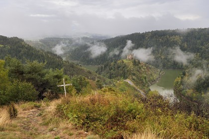 France, Cantal (15), Gorges de la Truyère, Alleuze, ruines féodales perchées du château fort d'Alleuze du XIIIe siècle reconstruit en 1405