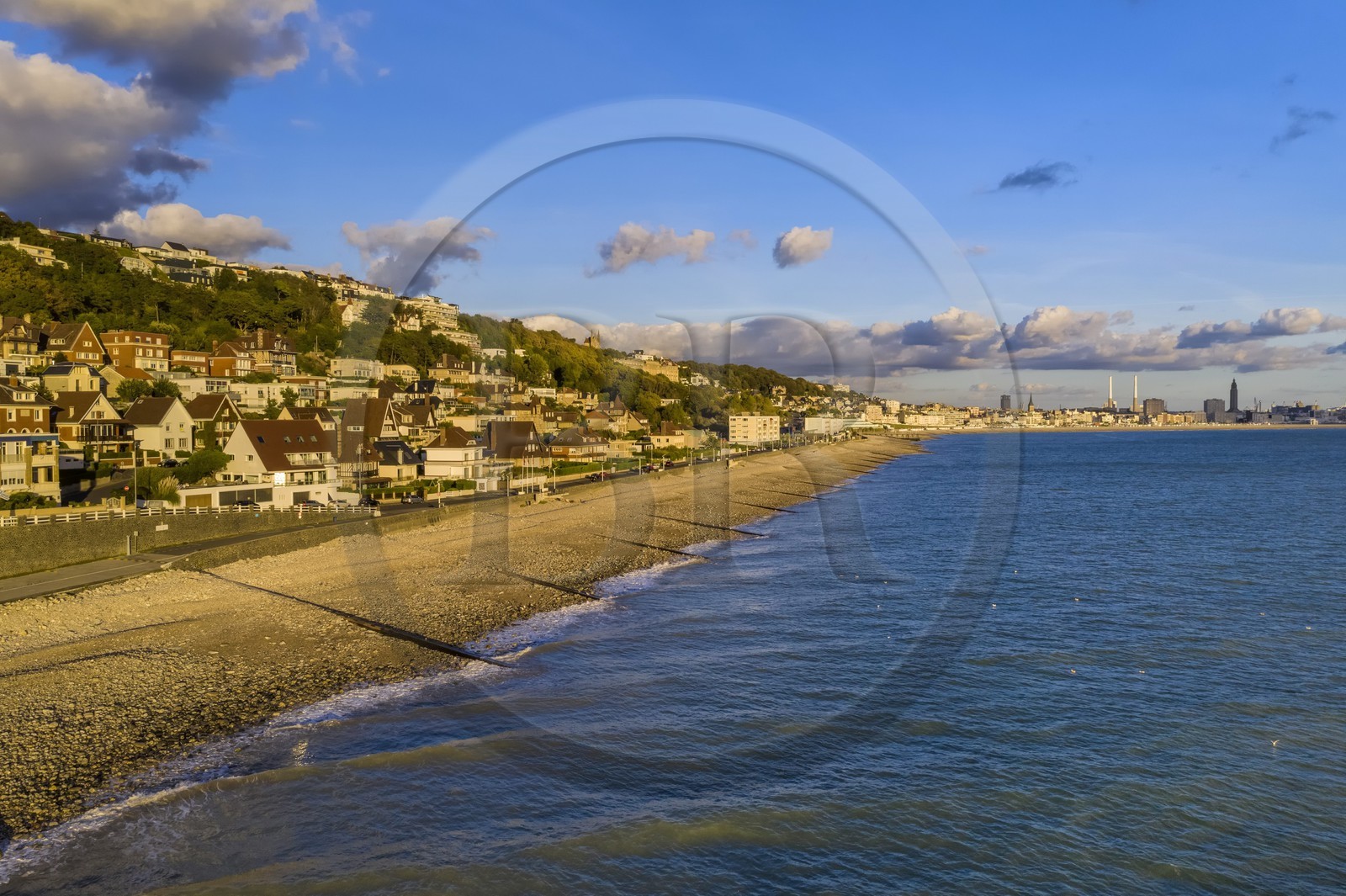 France, Seine-Maritime (76), la commune de Sainte-Adresse prolonge par la côte Le Havre qui est en arrière plan (vue aérienne)