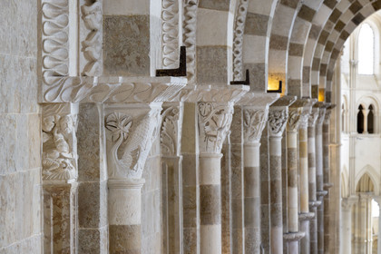 France, Yonne (89), parc naturel régional du Morvan, Vézelay, classé au Patrimoine Mondial de l'UNESCO, labellisé Les Plus Beaux Villages de France, point de départ de l'une des principales voies de pèlerinage de Saint-Jacques-de-Compostelle, la basilique Sainte-Marie-Madeleine, les chapiteaux au dessus de la nef et le choeur en arrière plan