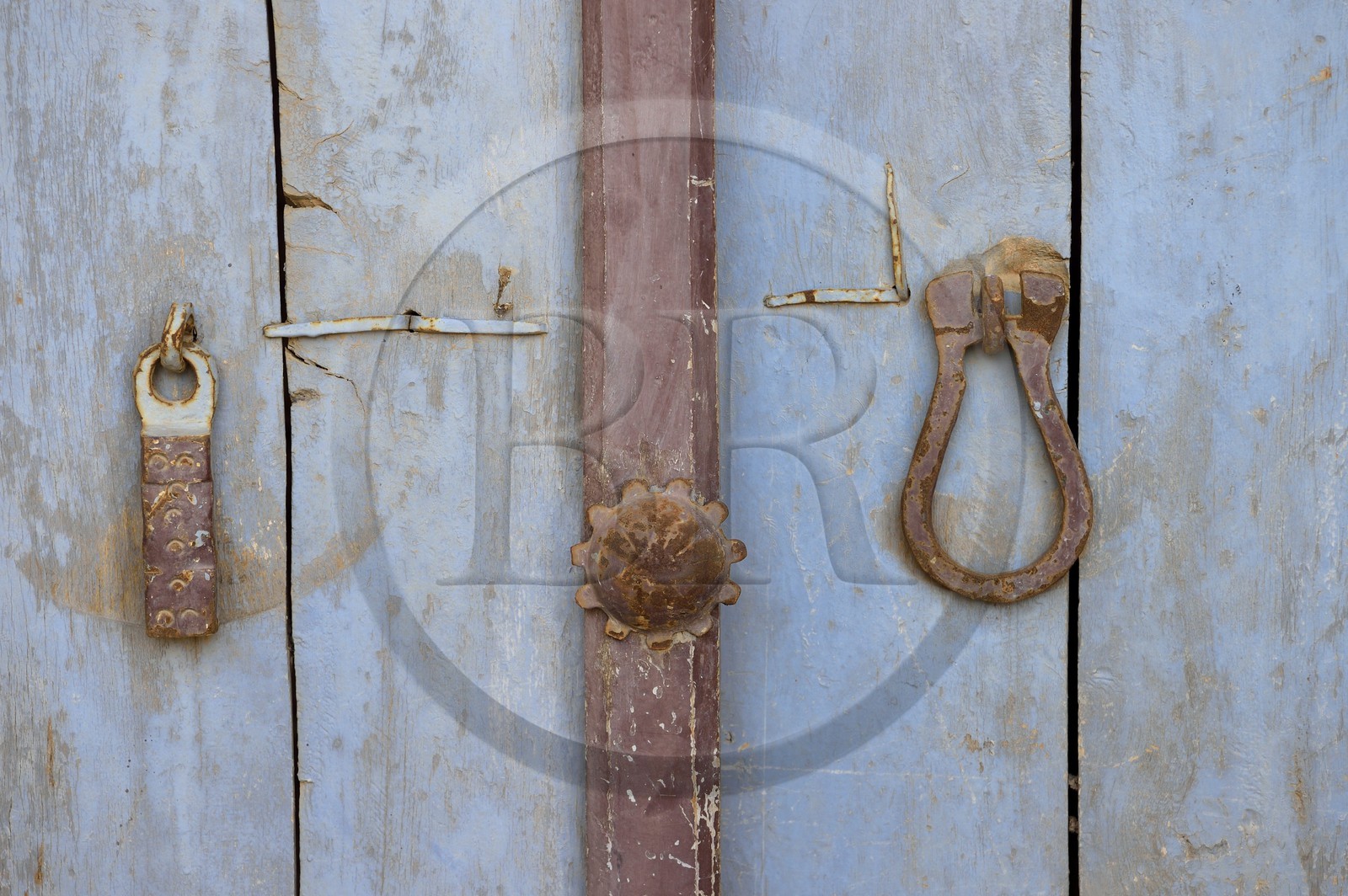 Iran, Province d'Ispahan, désert du Dasht-e Kavir, l'oasis d'Arousan dans la région de Khur et Biabanak, porte traditionnelle de maison avec le heurtoir réservé au hommes à gauche et celui pour les femmes à droite