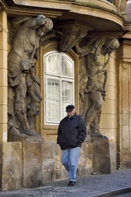 République Tchèque, Prague, centre historique classé Patrimoine Mondial de l'UNESCO, quartier Mala Strana, colosses du palais Morzin rue Nerudova