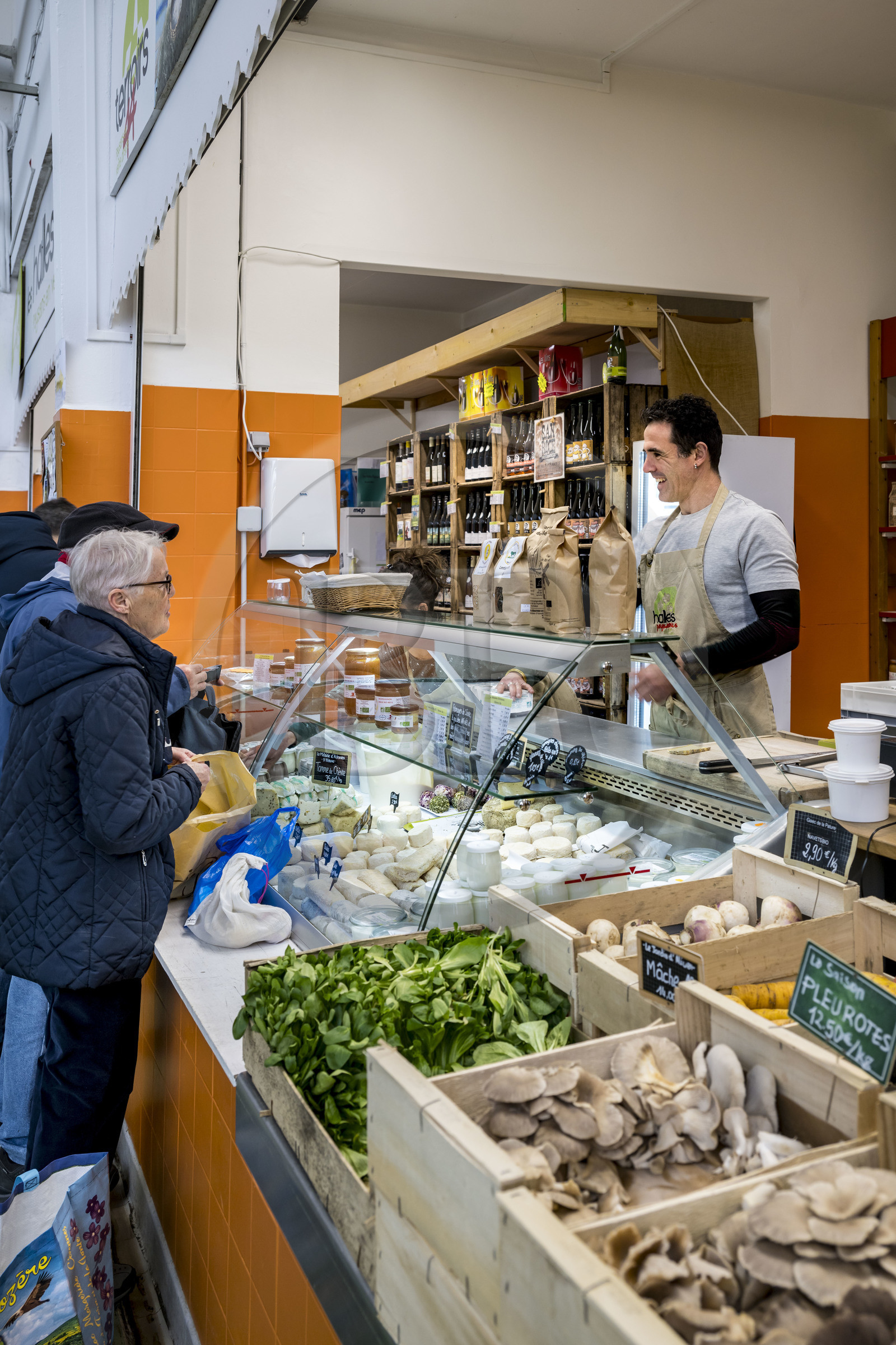 France, Loire-Atlantique (44), Saint-Nazaire, les halles du marché couvert de Saint-Nazaire construites entre 1956 et 1958, étal de fruits et légumes Bio