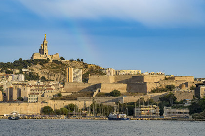 France, Bouches-du-Rhône (13), Marseille, l’abbaye Saint-Victor à gauche et la Citadelle de Marseille (Fort Saint-Nicolas) à droite, la basilique Notre Dame de la Garde en arrière plan