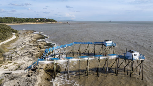 France, Charente-Maritime (17), région de Royan, Saint-Palais-sur-Mer, cabanes de pêche traditionnelle au carrelet à l'embouchure de l'estuaire de la Gironde face à l'océan Atlantique, sentier des douaniers qui longe le littoral