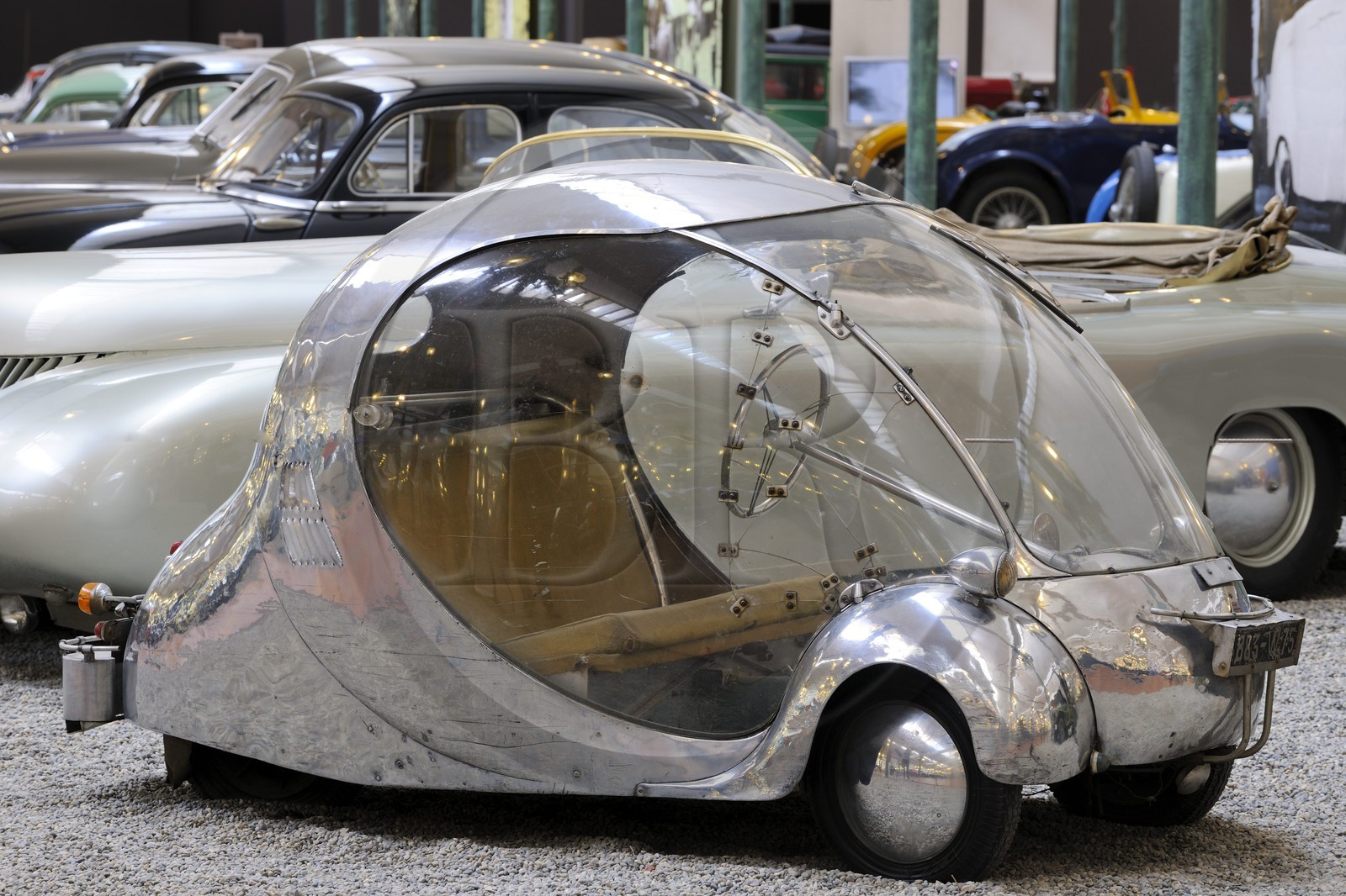 France, Haut-Rhin (68), Mulhouse, Cité de l’automobile - Musée national – Collection Schlumpf, « Œuf » de 1942, dessiné par l’architecte Paul Arzens, bien en avance sur son temps et bio-design avant l’heure ; cinq batteries alimentaient le moteur électrique, d’une autonomie de 100 kilomètres