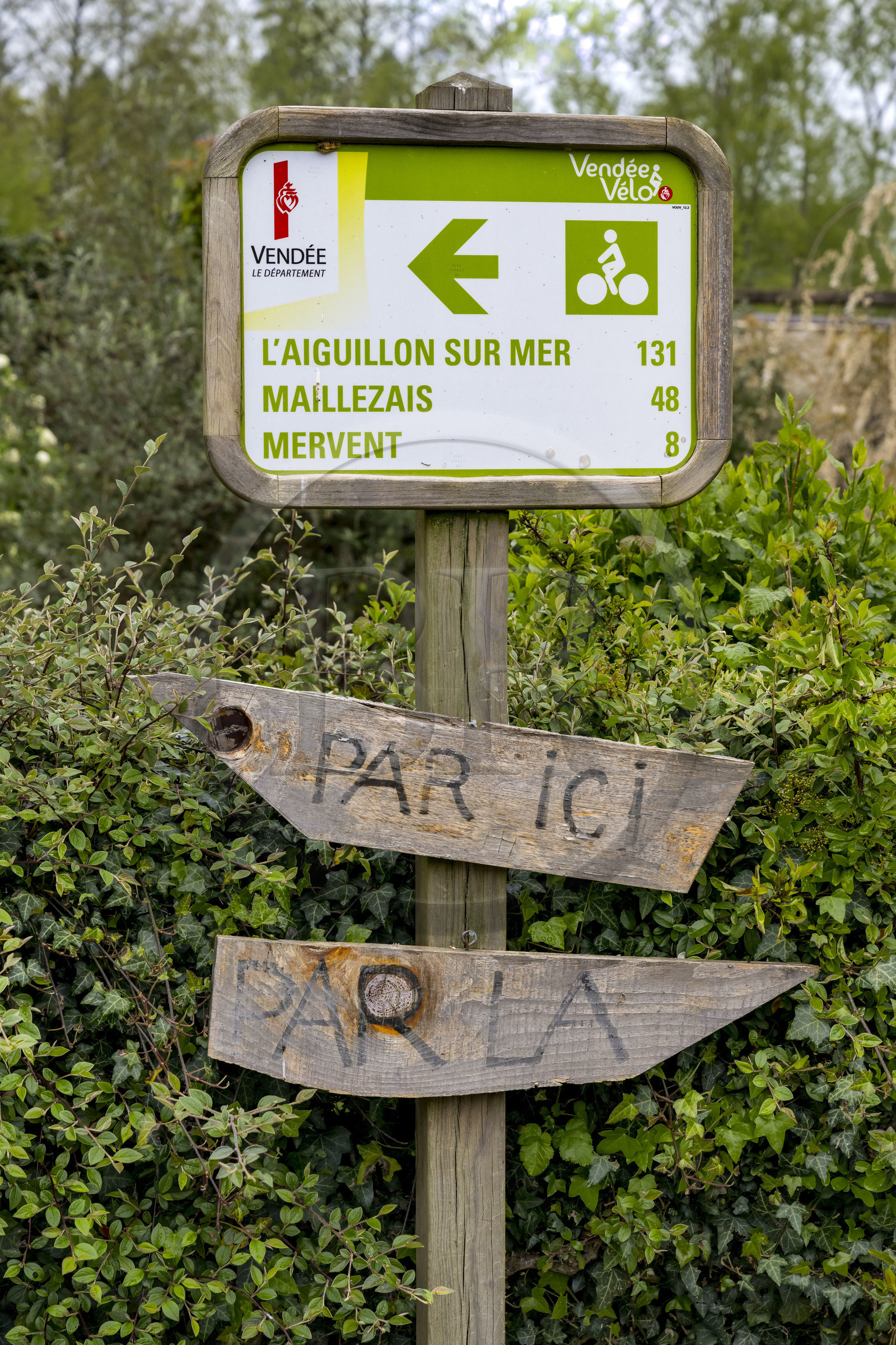 France, Vendée (85), Vouvant, panneau de la Vendée Vélo