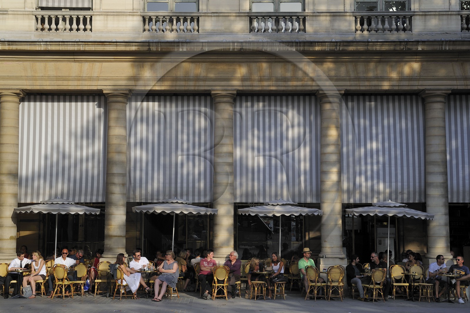 France, Paris (75), place du Palais Royal, terrasse du café Le Nemours