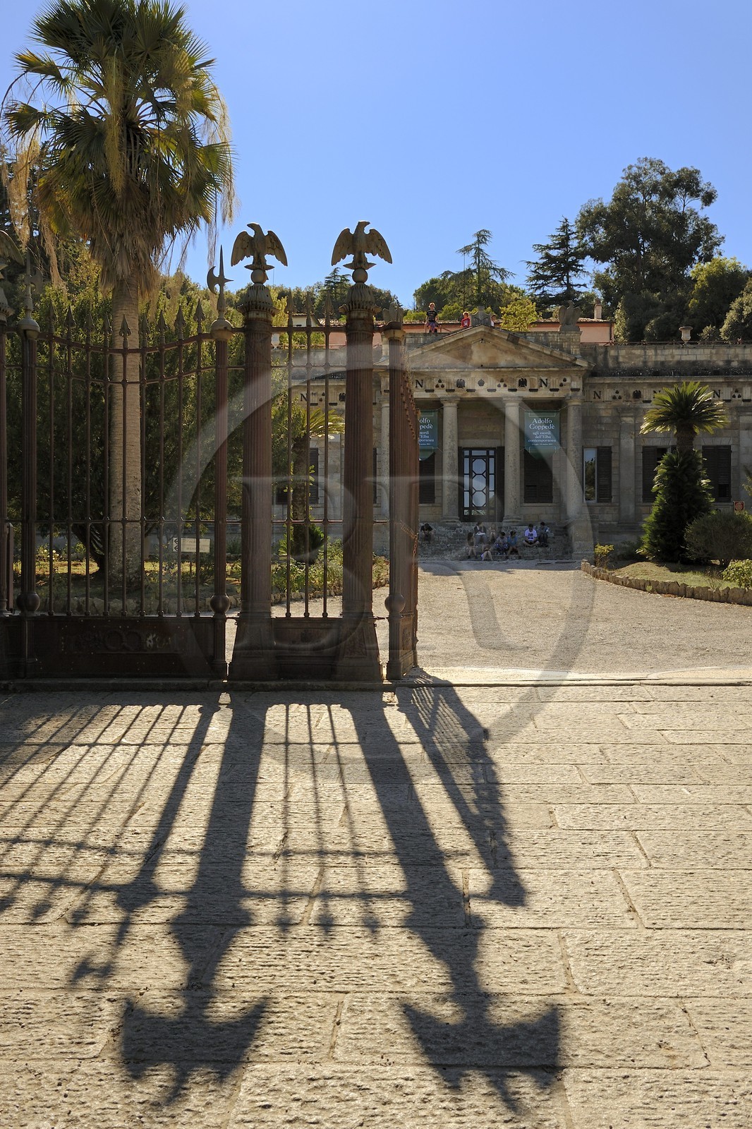 Italie, Toscane, l’Ile d’Elbe, San Martino, aigle imperial en haut des grilles de la Villa Napoleonica achetée par Napoléon 1er lors de son exile