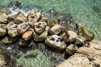 France, Bouches-du-Rhône (13), Marseille, quartier d'Endoume, plage de rochers dans l'anse de la Fausse-monnaie
