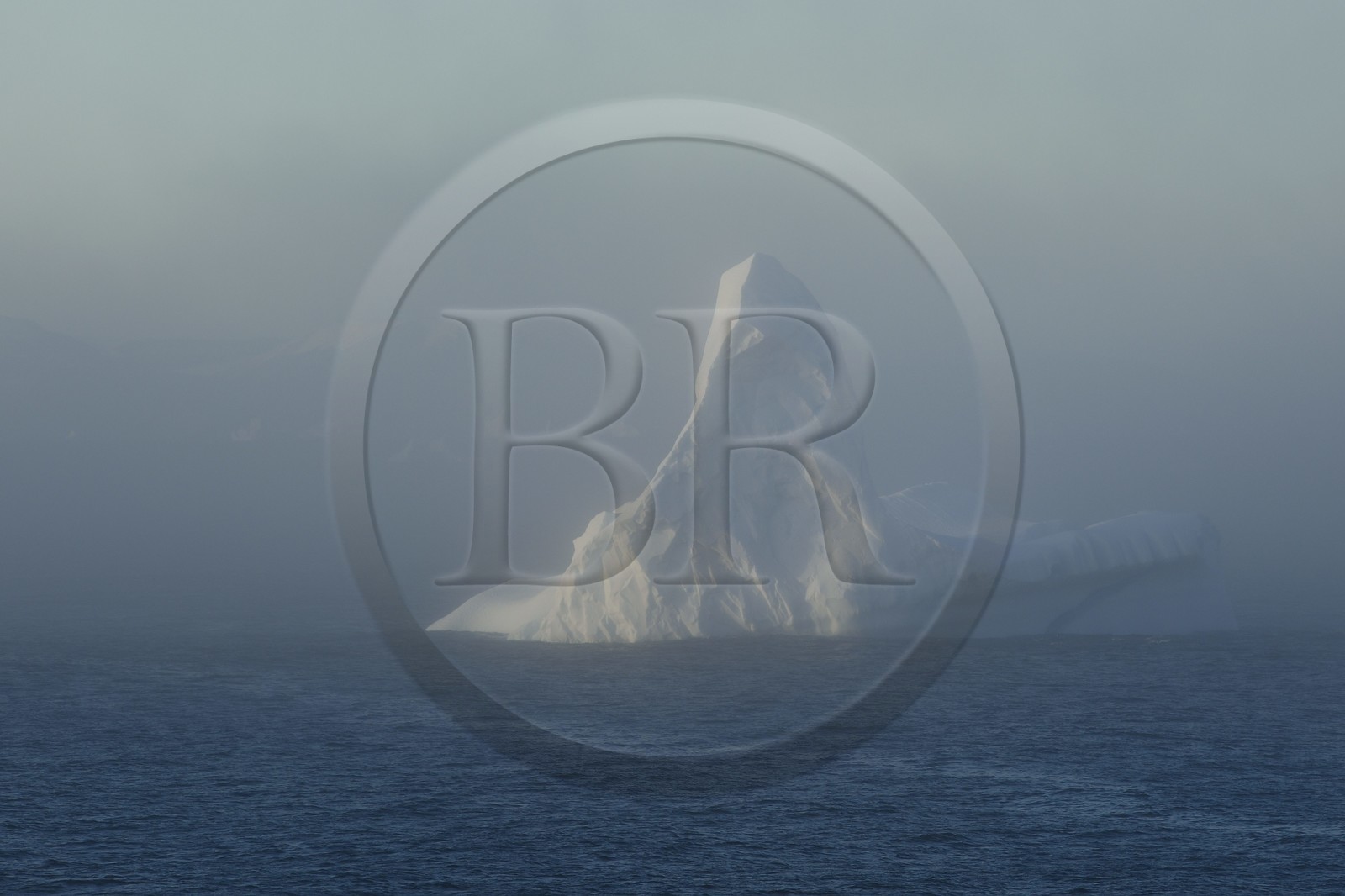 Groenland, cote Nord-Ouest, Murchison sund, iceberg au large de Kiatak (Northumberland Island)