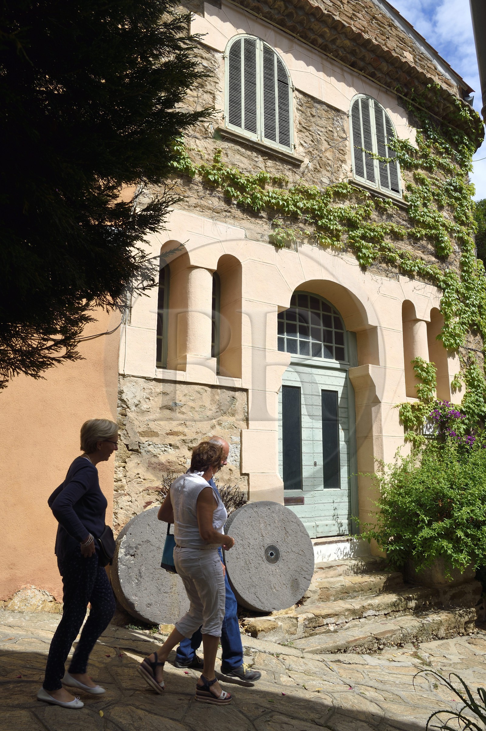 France, Var (83), Bormes-les-Mimosas, rue des Contours dans la vieille ville, ancien moulin à sang (traction animale et ou humaine d'esclaves)