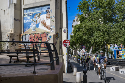 France, Bouches-du-Rhône (13), Marseille, quartier du Panier, peintures murales et graffitis place de la Charité, groupe de touristes à vélo pour une visite guidée du Panier