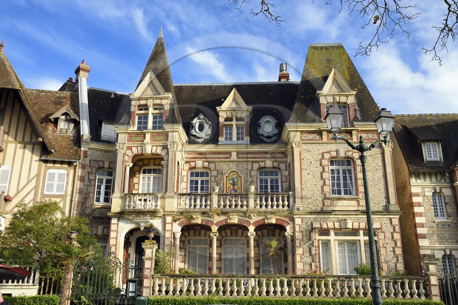 France, Calvados (14), Pays d'Auge, la côte Fleurie, Cabourg, villa à l'architecture balnéaire sur la place du Jardin du Casino