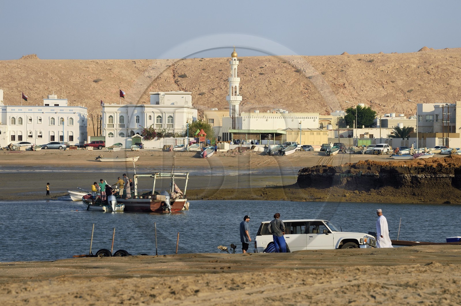 Sultanate of Oman, Ash Sharqiyah South Governorate, city and harbour of Sur, the old fishing quarter of Al Ayjah, fishermen returning to port on their boat
