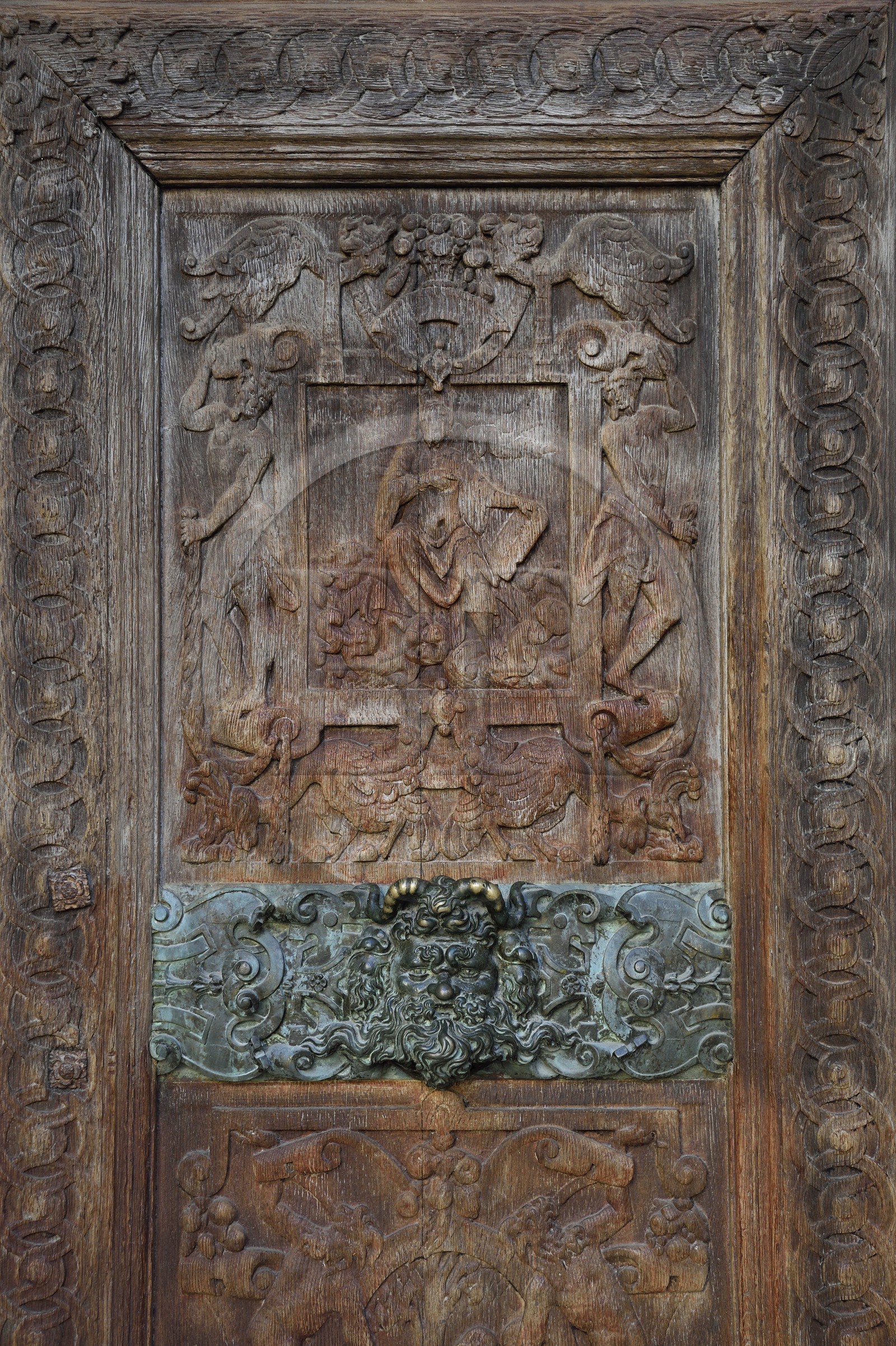 France, Seine-Maritime (76), Rouen, église Saint-Maclou joyau de l’art gothique flamboyant (XVème siècle), détail de la porte Renaissance en bois sculpté du portail gauche