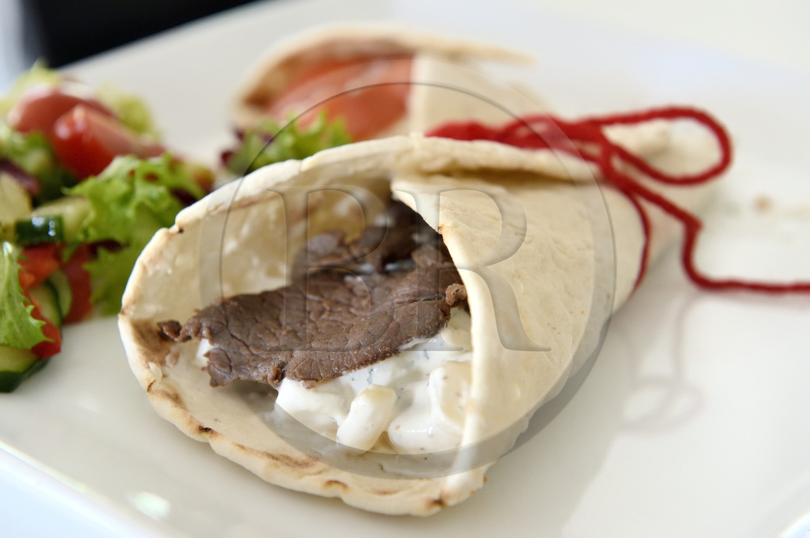 Suède, Comté de Vasterbotten, Umea, le Vasterbotten museum de Gammlia, le suovas, sandwich de renne fumé et salade de pomme de terre, plat typique du peuple indigène Sami