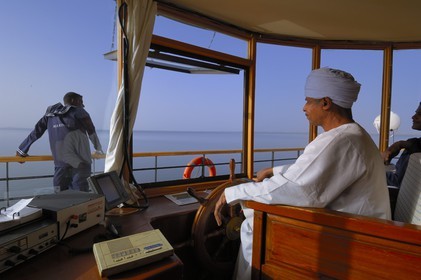 Egypte, Haute Egypte, Nubie, Lac Nasser, croisière sur le lac à bord du bateau Qasr Ibrim, la cabine de pilotage et le capitaine