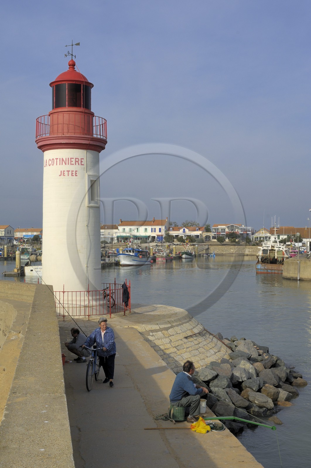 France, Charente-Maritime (17), Ile d'Oléron, phare du port de la Cotinière, pêcheurs