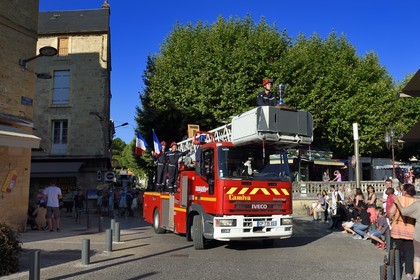 France, Dordogne (24), Périgord Noir, vallée de la Dordogne, Sarlat-la-Canéda, défilé des pompiers pour la fête nationale du 14 juillet