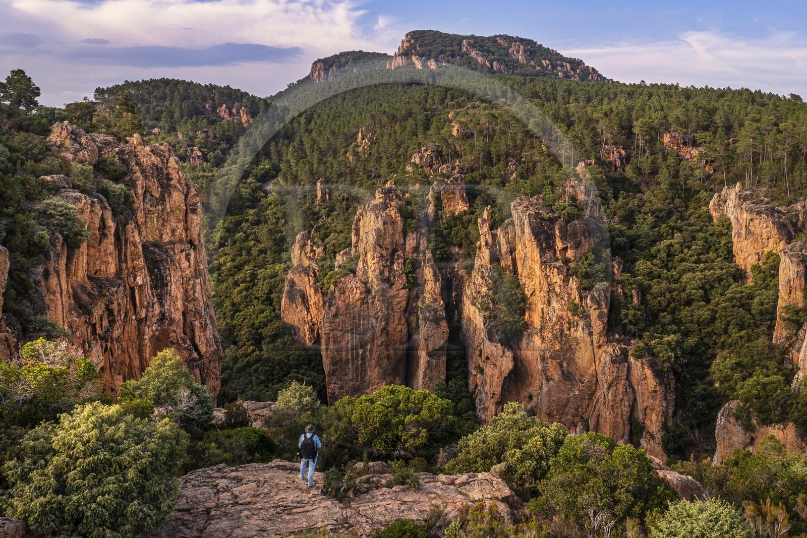 France, Var (83), entre Bagnols-en-Forêt et Roquebrune-sur-Argens, randonneur à l'entrée des Gorges du Blavet (vue aérienne)