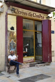 France, Var (83), Toulon, David Talma devant son magasin l'Atelier Déco