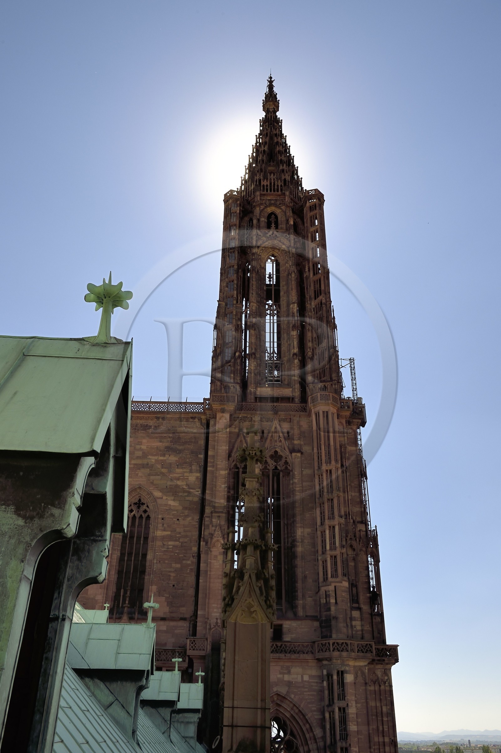 France, Bas-Rhin (67), Strasbourg, vieille ville classée au Patrimoine Mondial de l'UNESCO, la cathédrale Notre-Dame, la tour octogonale surmontée de sa flèche