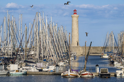 France, Hérault (34), Sète, le port de plaisance et le phare du mole Saint-Louis
